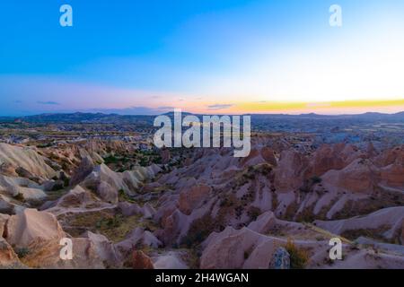 Valle di Kizilcukur e Goreme sullo sfondo in Cappadocia a Dusk. Cappadocia al tramonto. Splendida vista al tramonto dalla valle di Kizilcukur a Ortahisar Foto Stock