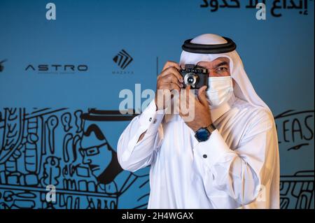 Doha, Qatar. 4 novembre 2021. Un ospite arriva alla mostra di Virgil Abloh alla stazione dei vigili del fuoco di Doha, in Qatar, il 4 novembre 2021. Photo by Balkis Press/ABACAPRESS.COM Credit: Abaca Press/Alamy Live News Foto Stock