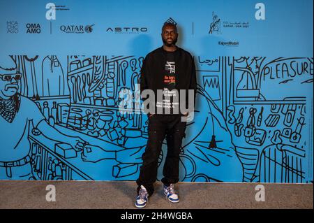 Doha, Qatar. 4 novembre 2021. Il designer americano Virgil Abloh arriva alla sua mostra alla stazione dei vigili del fuoco di Doha, Qatar, il 4 novembre 2021. Photo by Balkis Press/ABACAPRESS.COM Credit: Abaca Press/Alamy Live News Foto Stock