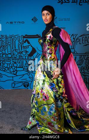 Doha, Qatar. 4 novembre 2021. Rawdah Mohamed arriva alla mostra di Virgil Abloh alla stazione dei vigili del fuoco di Doha, in Qatar, il 4 novembre 2021. Photo by Balkis Press/ABACAPRESS.COM Credit: Abaca Press/Alamy Live News Foto Stock