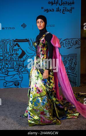 Doha, Qatar. 4 novembre 2021. Rawdah Mohamed arriva alla mostra Virgil Ablohâs alla stazione dei vigili del fuoco di Doha, Qatar, il 4 novembre 2021. Photo by Balkis Press/ABACAPRESS.COM Credit: Abaca Press/Alamy Live News Foto Stock