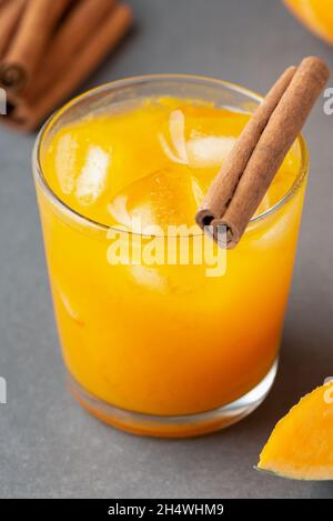 Boozy rinfrescante zucca Spice Bourbon Smash con cannella Foto Stock