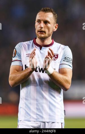 Genk, Belgio. 4 novembre 2021. Vladimir Coufal del West Ham United applaude i tifosi del West Ham United dopo la partita della UEFA Europa League Group H tra KRC Genk e West Ham United alla Cegeka Arena il 4 novembre 2021 a Genk, Belgio. (Foto di Daniel Chesterton/phcimages.com) Credit: PHC Images/Alamy Live News Foto Stock