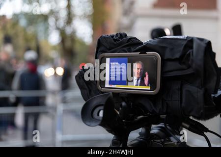 Il cameraman della televisione nazionale mostra il resoconto delle notizie dal vivo mentre le dimissioni di Owen Paterson si sono avvenute in mezzo a una reazione contro il sostegno di Boris Johnson. Foto Stock