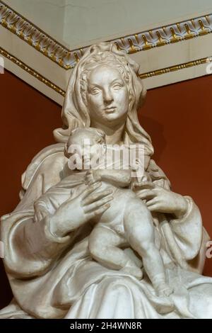 Mosca, Russia. 2 marzo 2019. Madonna e la statua del bambino esposti al Pushkin state Museum of fine Arts. Credit: SOPA Images Limited/Alamy Live News Foto Stock