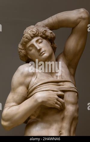 Mosca, Russia. 2 marzo 2019. La statua dello schiavo morente esposta al Pushkin state Museum of fine Arts. Credit: SOPA Images Limited/Alamy Live News Foto Stock