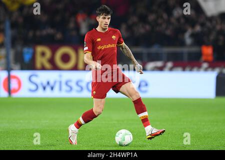 Roma, Lazio. 4 novembre 2021. Roger Ibanez di AS Roma durante la partita della Conference League tra AS Roma e Bodo Glimt allo stadio Olimpico di Roma, in Italia, il 4 novembre 2021. Fotogrofo01 Credit: Independent Photo Agency/Alamy Live News Foto Stock