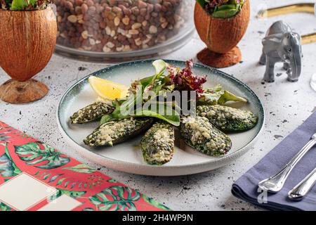 Porzione di antipasti gourmet di cozze ripiene Foto Stock