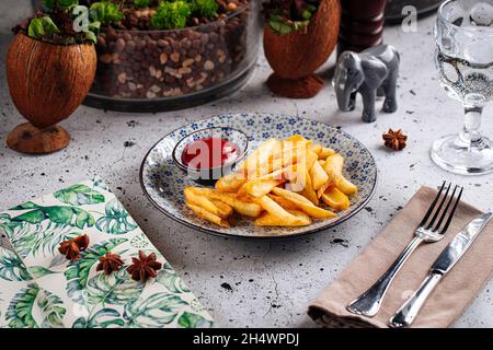 Fette di patate fritte con spuntino con ketchap Foto Stock
