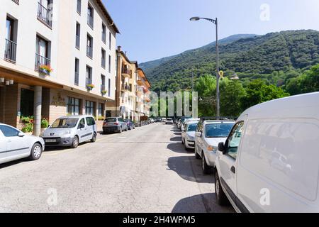 Sort, Spagna - 27 luglio 2021: Strade del comune di Sort nella regione di Lleida Foto Stock