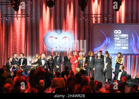 Berlino, Germania. 05 novembre 2021. I vincitori e i vincitori del premio sul palco dopo il gala "GQ Men of the Year 2021" alla Gendarmerie. La rivista Style GQ premia personalità del mondo dello spettacolo e della musica tedesca e internazionale, nonché la società, lo sport, la politica, la cultura e la moda. Credit: Jens Kalaene/dpa-Zentralbild/ZB/dpa/Alamy Live News Foto Stock