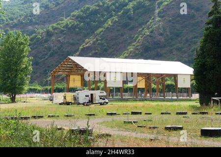 SORT, SPAGNA - 27 luglio 2021: Persone con roulotte vicino al campo di calcio della città di Rialp Foto Stock