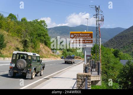 SORT, SPAGNA - 27 luglio 2021: Immagine di una strada tra le montagne con un cartello stradale con località diverse verso la città di Vielha nella regione o Foto Stock