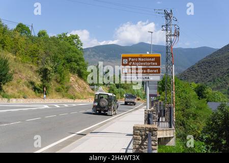 SORT, SPAGNA - 27 luglio 2021: Immagine di una strada tra le montagne con un cartello stradale con località diverse verso la città di Vielha nella regione o Foto Stock