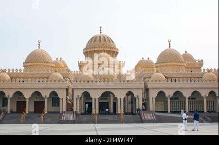 Non esclusiva: HURGHADA, EGITTO - 31 OTTOBRE 2021 - la moschea di El Mina Masjid si trova a Hurghada, Egitto. Foto Stock