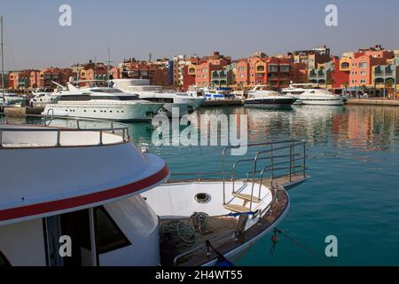 Non esclusiva: HURGHADA, EGITTO - 31 OTTOBRE 2021 - gli yacht sono ormeggiati nella zona di Hurghada Marina, Hurghada, Egitto. Foto Stock