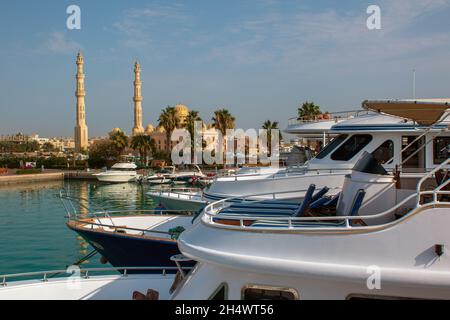 Non esclusiva: HURGHADA, EGITTO - 31 OTTOBRE 2021 - gli yacht sono ormeggiati vicino alla moschea El Mina Masjid, Hurghada, Egitto. Foto Stock