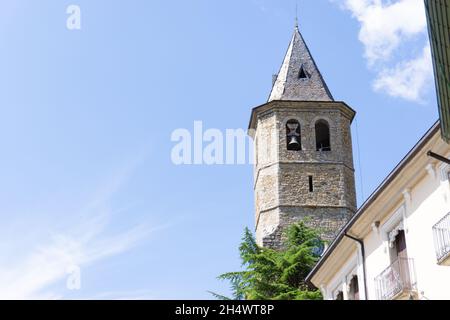 SORT, SPAGNA - 27 luglio 2021: Immagine del campanile della chiesa di Sant Feliu de Sort Foto Stock