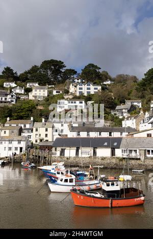 Polperro UK; barche da pesca nel porto di Polperro, nel villaggio di cornovaglia di Polperro Cornovaglia UK Foto Stock