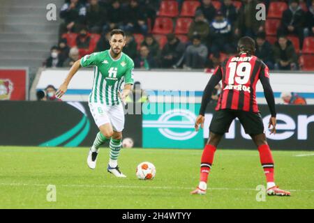 Victor Ruiz di Real Betis Balompie durante la UEFA Europa League, partita di calcio del Gruppo G tra Bayer Leverkusen e Real Betis Balompie il 4 novembre 2021 alla BayArena di Leverkusen, Germania - Foto Laurent Lairys / DPPI Foto Stock