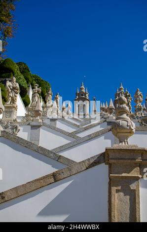 Sculture nelle scale del Santuario di Bom Jesus do Monte, Braga. Portogallo. Foto Stock