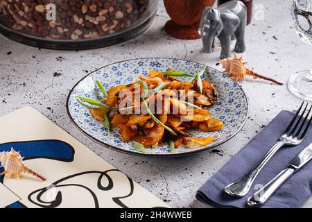 Porzione di piatto rustico di patate fritte Foto Stock