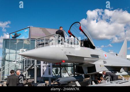 RAF Eurofighter EF2000 Typhoon fighter jet dimostratore al Farnborough International Airshow Arms fair, fiera militare degli armamenti. Uomini d'affari che guardano Foto Stock