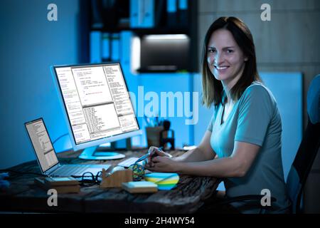 Programmatore Donna codifica su computer. Coder Girl Foto Stock