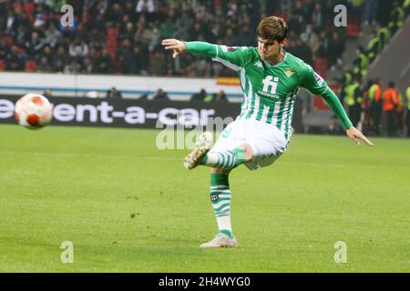 Juan Miranda di Real Betis Balompie durante la UEFA Europa League, partita di calcio del Gruppo G tra Bayer Leverkusen e Real Betis Balompie il 4 novembre 2021 alla BayArena di Leverkusen, Germania - Foto: Laurent Lairys/DPPI/LiveMedia Foto Stock