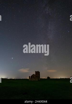 Chiesa di Knowlton, Nr Wimborne, Dorset UK. 4 novembre 2021. Tempo britannico: Via lattea sopra la Chiesa di Knowlton, vicino a Wimborne, in una notte fredda e limpida. Credit: Carolyn Jenkins/Alamy Live News Foto Stock