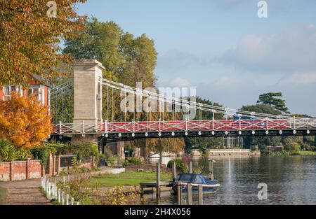 Marlow Bridge sul Tamigi tra la città di Marlow, Buckinghamshire e il villaggio di Bisham, Berkshire. Foto Stock