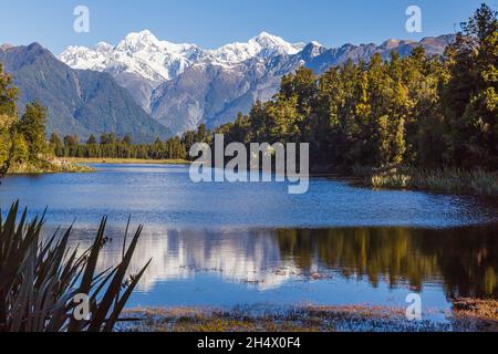 Monte Cook e Monte Tasman ritratto nel lago. Alpi meridionali. Isola del Sud. Nuova Zelanda Foto Stock