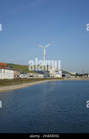 Collina artificiale con mulino elettrico e pannelli solari, Rheinhafen Karlsruhe, Mühlburg, Karlsruhe, Baden-Wurttemberg, Germania Foto Stock