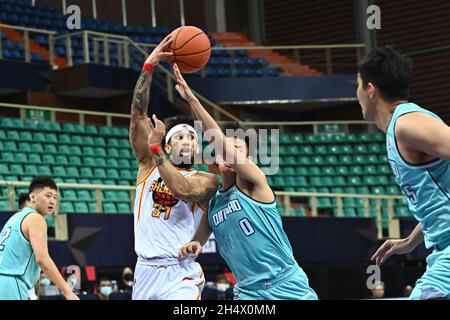 Zhuji, provincia cinese di Zhejiang. 5 novembre 2021. Askia Booker (3rd R) di Shenzhen Aviators compete durante la nona partita di round tra Qingdao Eagles e Shenzhen Aviators alla stagione 2021-2022 del campionato cinese di Basketball Association (CBA) a Zhuji, provincia di Zhejiang della Cina orientale, 5 novembre 2021. Credit: Chen Xinbo/Xinhua/Alamy Live News Foto Stock