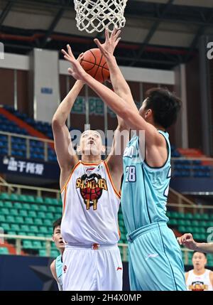 Zhuji, provincia cinese di Zhejiang. 5 novembre 2021. Shen Zijie (L) di Shenzhen Aviators compete durante la nona partita di round tra Qingdao Eagles e Shenzhen Aviators alla stagione 2021-2022 della Lega Cinese di Basket Association (CBA) a Zhuji, provincia di Zhejiang della Cina orientale, 5 novembre 2021. Credit: Chen Xinbo/Xinhua/Alamy Live News Foto Stock