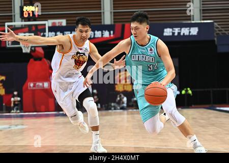 Zhuji, provincia cinese di Zhejiang. 5 novembre 2021. Wang Qingming (R) di Qingdao Eagles compete durante la nona partita di round tra Qingdao Eagles e Shenzhen Aviators alla stagione 2021-2022 della Lega Cinese di Basket Association (CBA) a Zhuji, provincia di Zhejiang della Cina orientale, 5 novembre 2021. Credit: Chen Xinbo/Xinhua/Alamy Live News Foto Stock