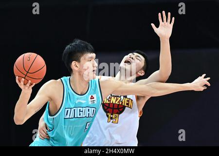 Zhuji, provincia cinese di Zhejiang. 5 novembre 2021. Gao Shiao (L) di Qingdao Eagles compete durante il 9° round della partita tra Qingdao Eagles e Shenzhen Aviators alla stagione 2021-2022 della Lega Cinese di Basket Association (CBA) a Zhuji, provincia di Zhejiang della Cina orientale, 5 novembre 2021. Credit: Chen Xinbo/Xinhua/Alamy Live News Foto Stock