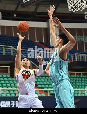 Zhuji, provincia cinese di Zhejiang. 5 novembre 2021. He Xining (L) di Shenzhen Aviators compete durante la nona partita di round tra Qingdao Eagles e Shenzhen Aviators alla stagione 2021-2022 della Lega Cinese di Basket Association (CBA) a Zhuji, provincia di Zhejiang della Cina orientale, 5 novembre 2021. Credit: Chen Xinbo/Xinhua/Alamy Live News Foto Stock