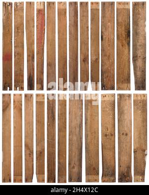 Vecchie tavole di legno isolate su sfondo bianco. Set di 23 rustico asse di legno intemperiato grezzo con chiodi arrugginiti, affilato e molto dettagliato. Foto Stock