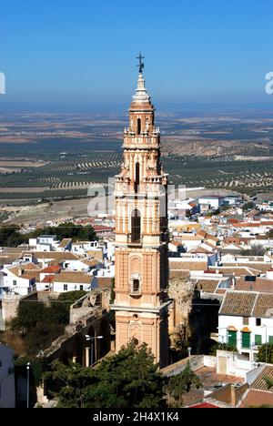 Torre Victoria (Torre de la Victoria) con vista sui tetti verso la campagna, Estepa, Spagna. Foto Stock