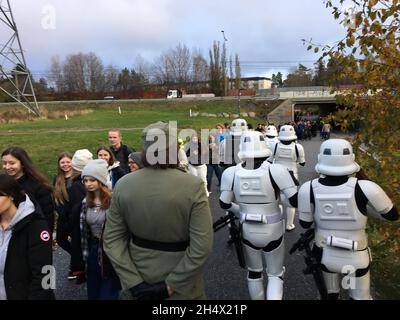 Gli eroi delle guerre stellari armate in uniforme, l'unità Stormtrooper, I soldati AT-AT driver pattuglia accanto alla folla in coda intorno AL FUMETTO Convention 2021 area.STHLM Foto Stock