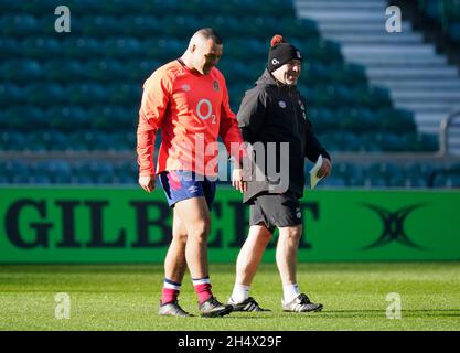 Richard Cockerill, allenatore inglese di Ellis Genge e Forward, durante una sessione di allenamento al Twickenham Stadium di Londra. Data foto: Venerdì 5 novembre 2021. Foto Stock