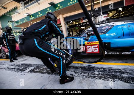 Sakhir, Bahrein. 05 novembre 2021. 036 meccanico, mecanicien ingenieur engineer Alpine Elf Matmut, Alpine A480 - Gibson, ambiance pitlane, durante la 8 ore del Bahrain, 6° round del FIA World Endurance Championship 2021, FIA WEC, sul circuito Internazionale del Bahrain, dal 4 al 6 novembre 2021 a Sakhir, Bahrain - Foto: Germain Hazard/DPPI/LiveMedia Credit: Agenzia fotografica indipendente/Alamy Live News Foto Stock