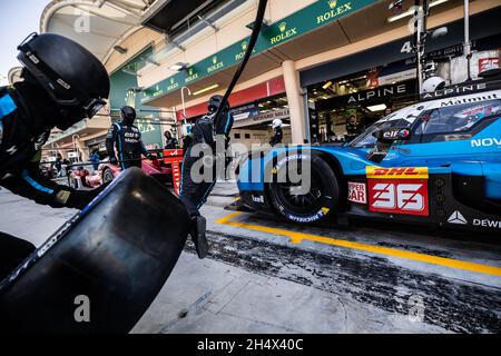 Sakhir, Bahrein. 05 novembre 2021. 036 meccanico, mecanicien ingenieur engineer Alpine Elf Matmut, Alpine A480 - Gibson, ambiance pitlane, durante la 8 ore del Bahrain, 6° round del FIA World Endurance Championship 2021, FIA WEC, sul circuito Internazionale del Bahrain, dal 4 al 6 novembre 2021 a Sakhir, Bahrain - Foto: Germain Hazard/DPPI/LiveMedia Credit: Agenzia fotografica indipendente/Alamy Live News Foto Stock