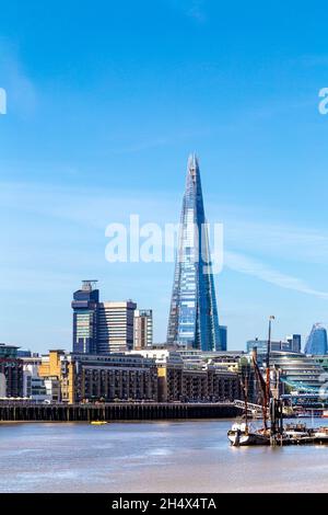 Vista su Shard, Butlers Wharf e River Thames, Londra, Regno Unito Foto Stock