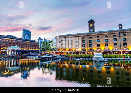 Marina circondata da magazzini convertiti in serata, St Katharine Docks, Londra, Regno Unito Foto Stock