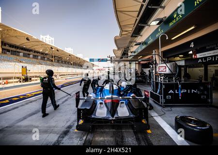 Sakhir, Bahrein. 05 novembre 2021. 036 meccanico, mecanicien ingenieur engineer Alpine Elf Matmut, Alpine A480 - Gibson, ambiance pitlane, durante la 8 ore del Bahrain, 6° round del FIA World Endurance Championship 2021, FIA WEC, sul circuito Internazionale del Bahrain, dal 4 al 6 novembre 2021 a Sakhir, Bahrain - Foto: Germain Hazard/DPPI/LiveMedia Credit: Agenzia fotografica indipendente/Alamy Live News Foto Stock