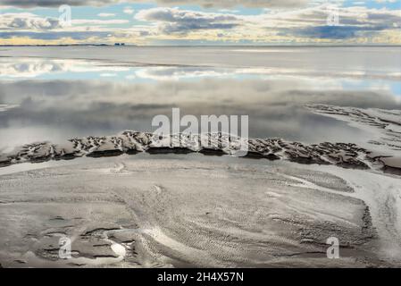 Bassa marea nella baia di Morecambe vista da lontano Arnside Foto Stock