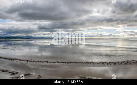 Bassa marea nella baia di Morecambe vista da lontano Arnside Foto Stock