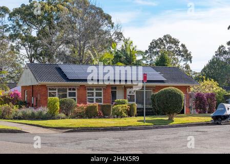Un tardo 1950's o inizio 1960's mattone e tetto di tegole casa costruita usando uno dei piani architettonici popolari del servizio delle piccole case del dopoguerra (NSW). Foto Stock